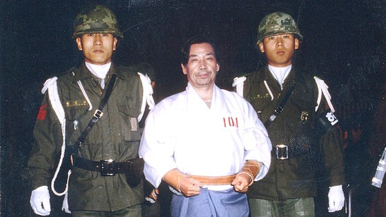 裁判所が金載圭（キム・ジェギュ）中央情報部長（真ん中）が朴正熙（パク・ジョンヒ）大統領と車智澈（チャ・ジチョル）警護室長を殺害した１９７９年１０・２６事件に対する再審を開始することを１９日、決定した。金元部長の死刑執行から４５年ぶりとなる。写真は当時の陸軍戒厳高等軍法会議の裁判に連行される金元部長。　［中央フォト］