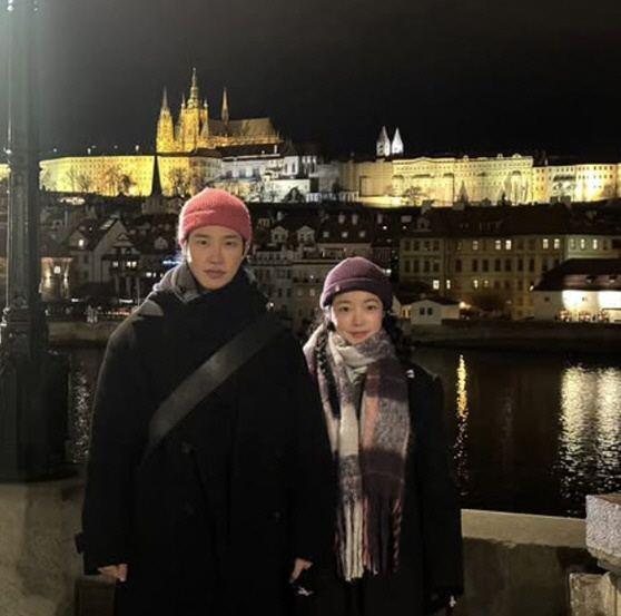 コメディアンのキム・ギリ（左）と俳優のムン・ジイン（右）［写真　ＳＮＳ］