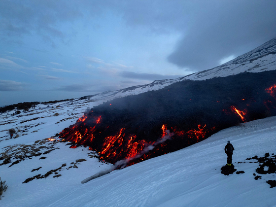 エトナ火山から流れ出る溶岩。［写真　ＡＦＰ＝聯合ニュース］