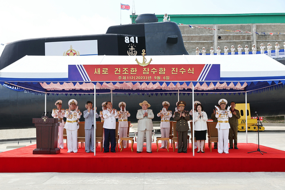 金正恩委員長が出席した潜水艦「金君玉英雄」進水式［写真　ニュース１］