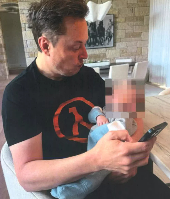 自分の１３人目の子供と一緒にいるマスク氏。［ピープル　キャプチャー］