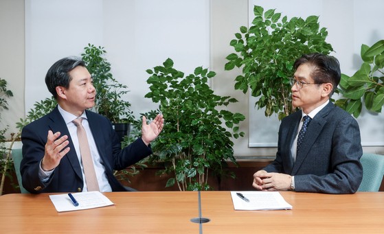 イ・ジェスン高麗大イルミン国際関係研究院長（左）と権奇昌（クォン・ギチャン）元ウクライナ大使が１９日午後、ソウル城北区の高麗大学で対談した。　キム・ソンリョン記者
