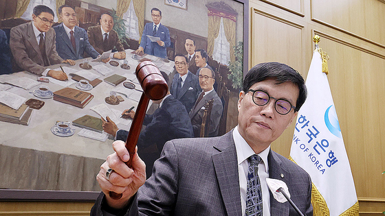韓国銀行の李昌鏞総裁が２５日に韓国銀行で開かれた金融通貨委員会本会議で議事棒をたたいている。［写真　共同取材団］