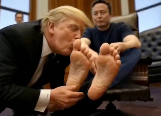 トランプ大統領がマスク氏の素足に口づけをするフェイク映像。［ＳＮＳ　キャプチャー］