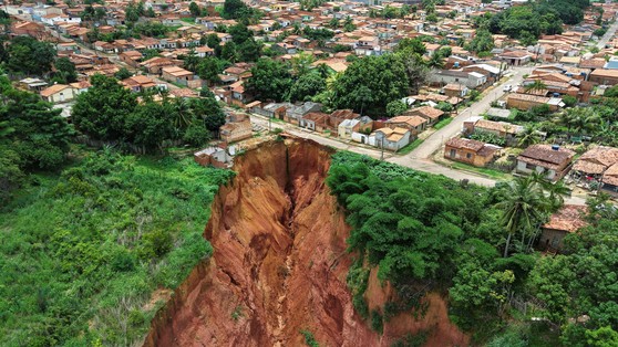 ブラジル北東部に発生した巨大なシンクホール（写真　ロイタ＝連合ニュース）