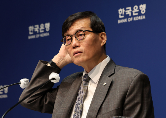韓国銀行の李昌鏞総裁が２５日の金融通貨委員会本会議後に記者懇談会をしている。韓国銀行はこの日基準金利を年３．００％から０．２５％下げた年２．７５％に決めた。［写真　共同取材団］