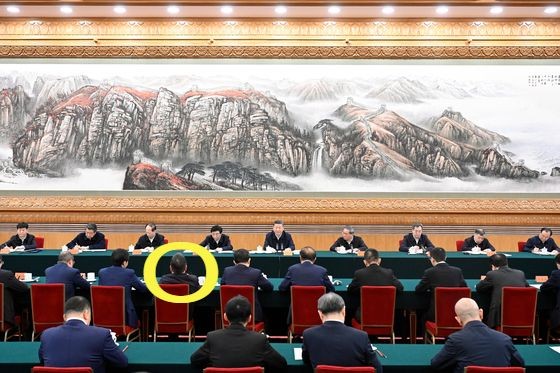   シンポジウムで習近平主席の向かいに座ったウィルセミコンダクターの虞仁栄会長［写真　新華社通信＝聯合ニュース］