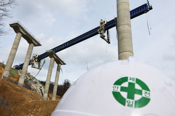 ２５日、京畿道安城市瑞雲面山坪里（キョンギド・アンソンシ・ソウンミョン・サンピョンリ）のソウル世宗（セジョン）安城区間連結工事の橋梁崩壊事故現場。キム・ジョンホ記者