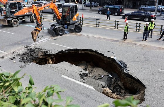 ２４年９月、ソウル西大門区延禧洞で発生した地盤沈下の原因を調査するため、ソウル市、西大門区など関係機関の調査チームがコンクリートを取り除いている。チョン・ウネ記者