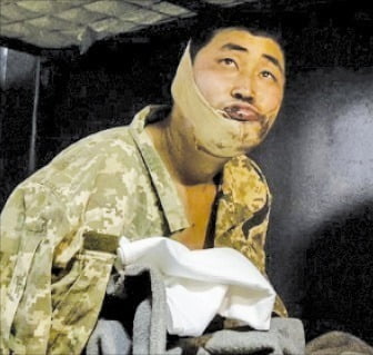 ウクライナのウォロディミル・ゼレンスキー大統領が１月１１日に公開した北朝鮮軍捕虜の様子。２６歳兵士（写真）はあごをけがしていて、調査に「はい」「いいえ」と首を振ることで答え、２０歳兵士は両手に負傷した。［写真　ゼレンスキー氏のＸ（旧ツイッター）キャプチャー］