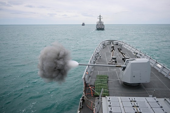 韓国海軍機動艦隊司令部は２５日から西海（ソヘ、黄海）と南海（ナムへ）上で軍事対備態勢確立のための海上訓練を実施したと２７日、明らかにした。今回の訓練は機動艦隊司令部が創設されて以来、イージス駆逐艦など機動艦隊の戦力が参加する初の戦隊級協同訓練だ。駆逐艦「大祚栄（テジョヨン）」が対艦射撃をしている。［写真　韓国海軍］