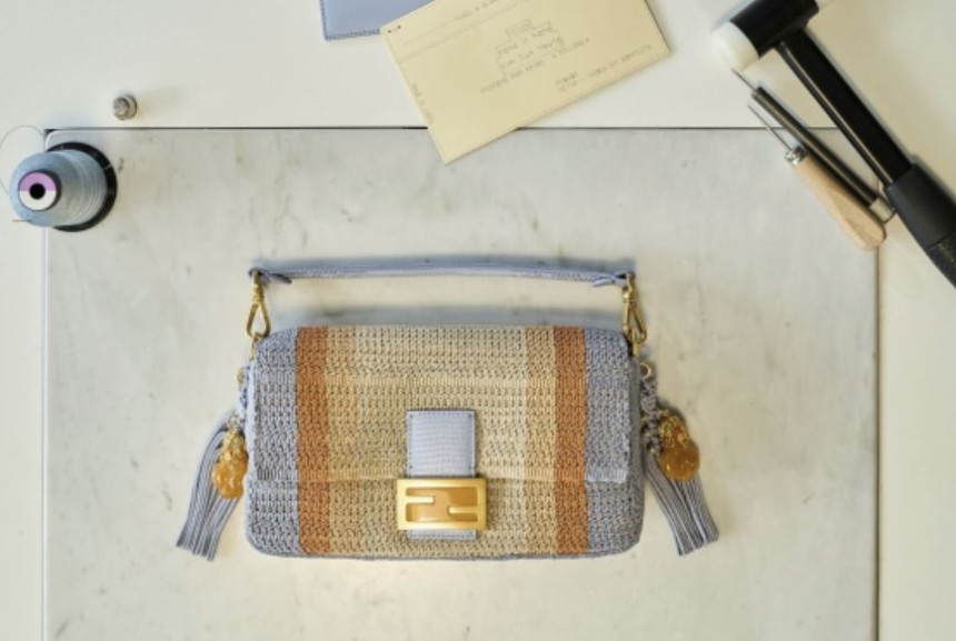 イタリアのラグジュアリーブランド「フェンディ（ＦＥＮＤＩ）」が韓国伝統の飾り結び（メドゥプ）職人のキム・ウニョン氏とコラボレーションした「バゲットバッグ」。［写真　フェンディ］