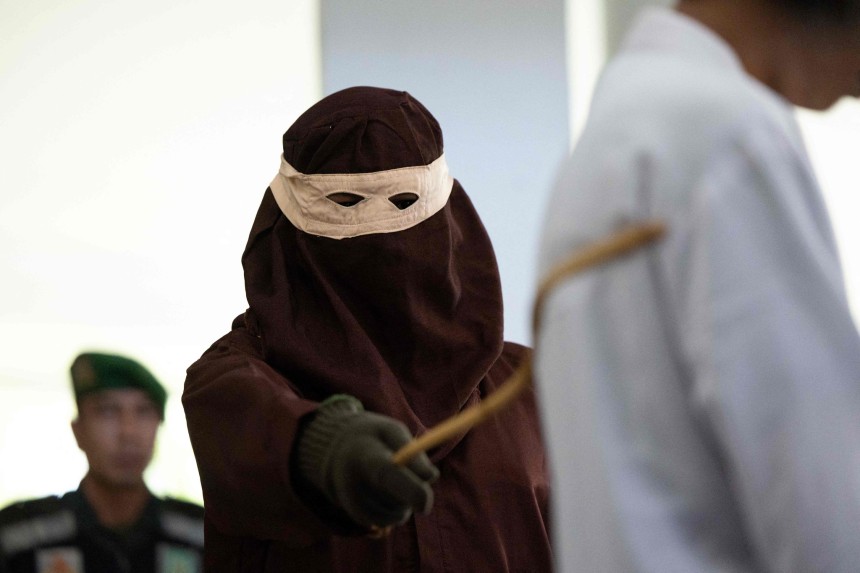 公開の刑を執行している執行官公開むち打ち刑を執行している執行官［写真　ＡＦＰ＝聯合ニュース］  ​