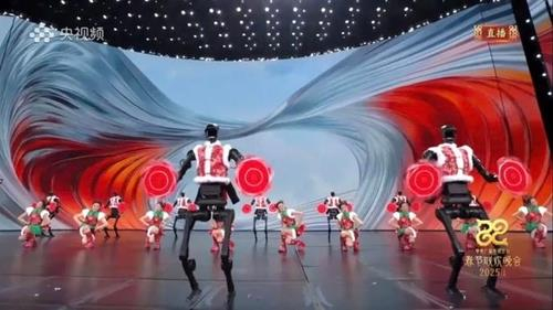 中国ヒューマノイドロボットが踊る姿　［中国上观新聞　キャプチャー］