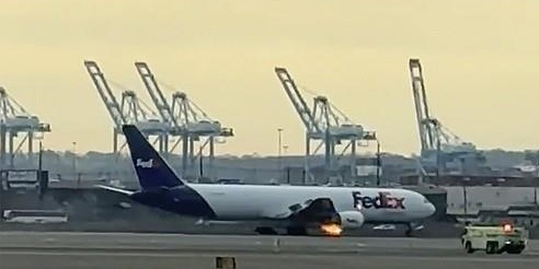 バードストライクで緊急着陸したフェデックス航空機。［写真　ＡＰ＝聯合ニュース］