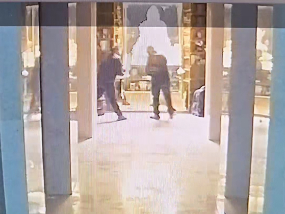 中国人グループが先月２４日午前１時ごろ、済州道（チェジュド）内にある寺の納骨堂に侵入して遺骨箱６個を盗んでいる。［写真　済州東部警察署］