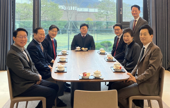韓国与党「国民の力」の指導部が３日午後、大邱市達城郡（テグシ・タルソングン）の朴槿恵（パク・クネ）元大統領の私邸を訪問して歓談に先立ち記念撮影に臨んでいる。左から時計回りに金相勲（キム・サンフン）政策委員長、権寧世（クォン・ヨンセ）非常対策委員長、権性東（クォン・ソンドン）院内代表、姜明求（カン・ミョング）議員、申東旭（シン・ドンウク）報道官、朴元大統領、崔殷碩（チェ・ウンソク）（起立している人）・柳栄夏（ユ・ヨンハ）議員。［写真　国民の力］