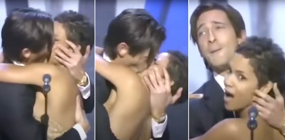 ２２年前の２００３年アカデミー賞授賞式でハル・ベリーに奇襲キスをするエイドリアン・ブロディ。［写真　ＹｏｕＴｕｂｅ　キャプチャー］