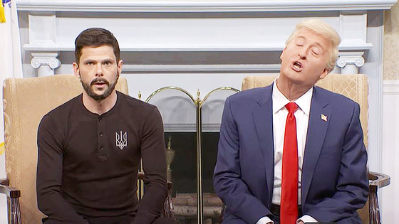   トランプ大統領とゼレンスキー大統領の首脳会談を風刺したテレビ番組の場面　［ＳＮＬ　キャプチャー］