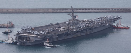 米海軍の原子力空母「カール・ビンソン」が２日午後に釜山作戦基地に入港し接岸している。　カール・ビンソンは全長３３３メートル、幅７６．４メートル、乗組員６０００人余り、サッカーコート３面分の飛行甲板を持ち、ステルス戦闘機Ｆ３５Ｃなど航空機８０～９０機を搭載できる「浮かぶ軍事基地」と呼ばれる。ソン・ボングン記者