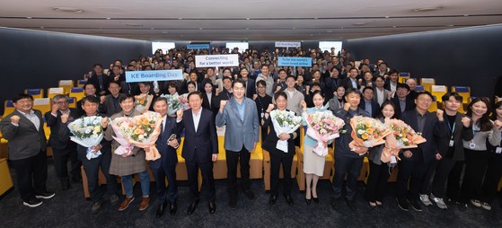 韓進グループの趙源泰会長をはじめとする役員社員らが４日に大韓航空本社で開かれた新たな企業価値体系を知らせる「ボーディングデー」行事で記念撮影をしている。［写真　大韓航空］