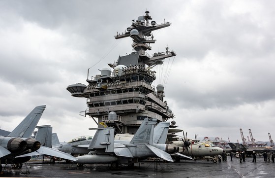 ３日、釜山作戦基地に入港した米原子力空母「カール・ビンソン」（ＣＶＮ－７０）の甲板にＦ／Ａ－１８戦闘機など航空機が並んでいる。　写真記者協会
