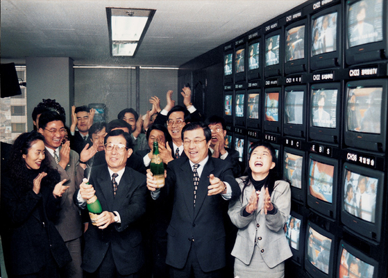 韓国ケーブルテレビは１９９５年３月１日に放送を始めた。２４個のチャンネルでスタートしたケーブルテレビは視聴者の多くの選択肢を与えてくれた。［中央フォト］