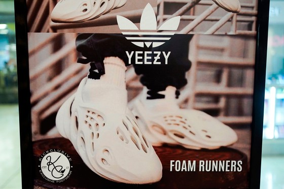アディダス「Ｙｅｅｚｙ」シューズの広告。［写真　ＡＰ＝聯合ニュース］