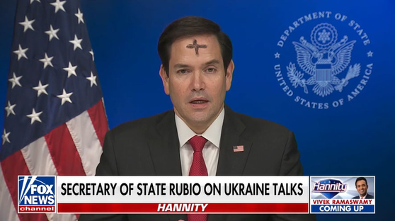 額に「黒い十字架」を描いた米国務長官。［ＦＯＸニュース　キャプチャー］