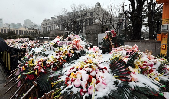 憲法裁判所の前に放置された花輪［写真　聯合ニュース］