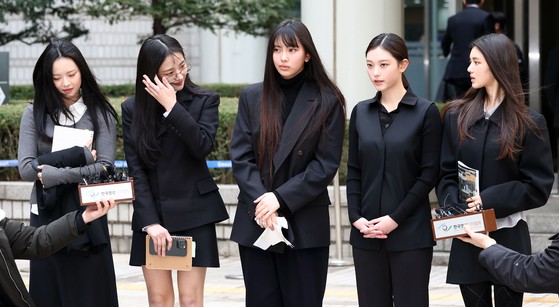 黒いスーツ姿のＮｅｗＪｅａｎｓのメンバー達［写真　聯合ニュース］