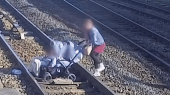 ベルギーである女性がベビーカーを押して線路を渡る動画が公開された。［ユーチューブ　キャプチャー］