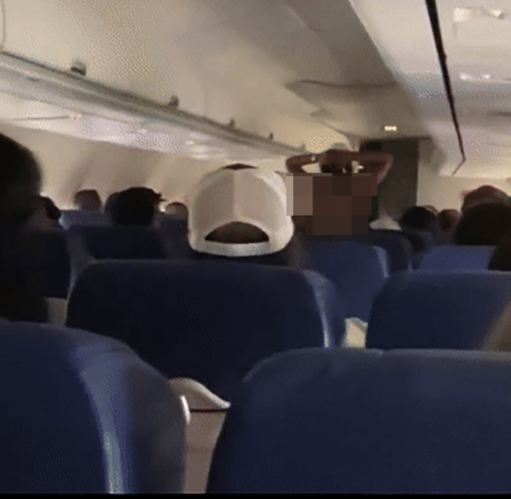 機内で裸で大暴れしている女性。［Ｘ　キャプチャー］   ​