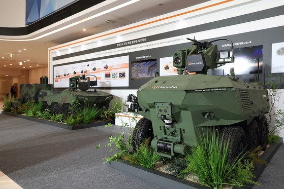 ハンファエアロスペースが７日、ハンファエアロスペース大田Ｒ＆Ｄキャンパスで公開した無人作戦車両「Ａｒｉｏｎ－ＳＭＥＴ」（左）と「ＧＲＵＮＴ」（右）　［写真　ハンファエアロスペース］