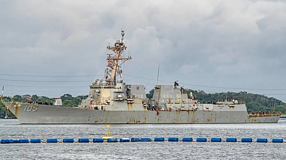 シンガポールに入港した錆びついたＵＳＳデューイ　X@WarshipCam