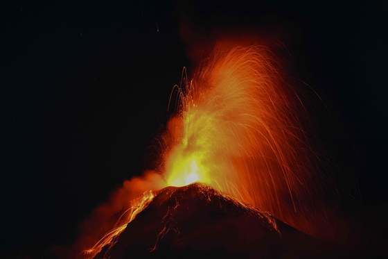 １０日（現地時間）、噴火するフエゴ山。［写真　ＡＦＰ＝聯合ニュース］