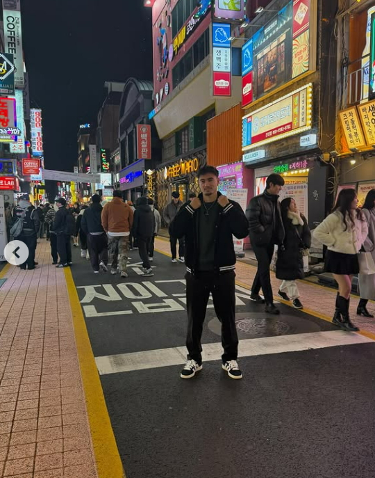 カストロプは昨年末、ソウルの街で撮った写真と「ｈｏｍｅ♡」とコメントをソーシャルメディアに載せた。　［写真カストロプＳＮＳ］