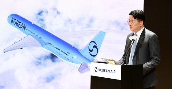 韓進グループの趙源泰会長が１１日、大韓航空の新規ＣＩを公開した。［写真　空港写真記者団］
