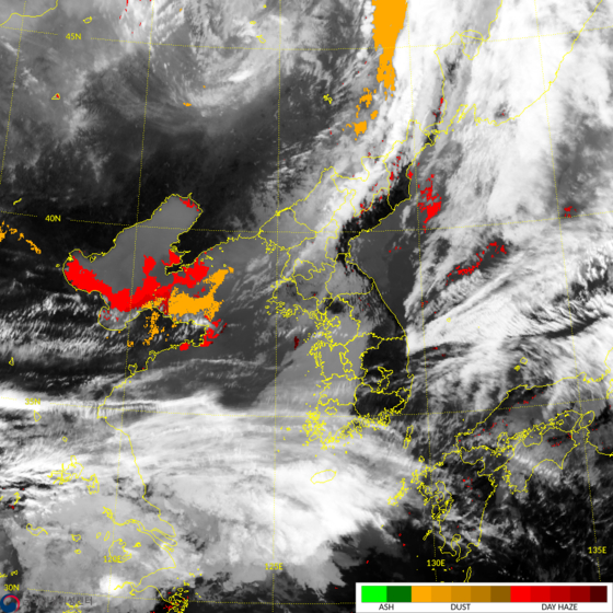 １２日午前１０時、黄砂（黄色の領域）が西海（ソへ、黄海）上空を移動する様子が衛星「千里眼２Ａ号」にとらえられた。［写真　気象庁］