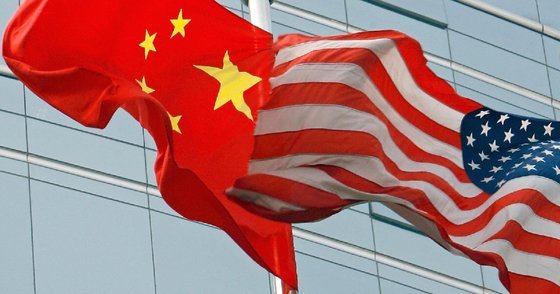 中国の五星紅旗と米国の星条旗。［中央フォト］