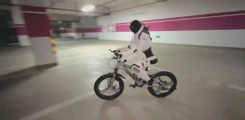 自転車に乗る中国ヒューマノイドロボット。中国光明網キャプチャー。［写真　聯合ニュース］