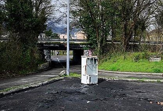犯行に使用された車両が駐車場で焼かれた様子［写真　ＡＦＰ＝聯合ニュース］