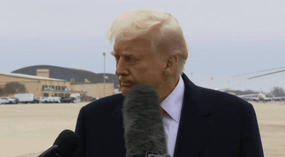 米国のドナルド・トランプ大統領が１４日（現地時間）、アンドルーズ空軍基地で取材陣の質問に応じている途中、取材陣が持っていたブームマイクが顔にぶつかった。［Ｘ　キャプチャー］