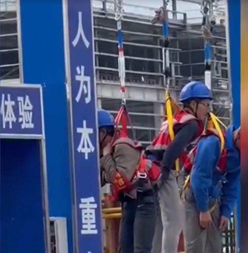 建設現場のロープにぶら下がっている中国人勤労者たち［写真　ＳＮＳ］  ​