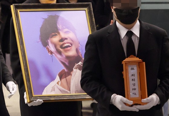 故歌手フィソンさんの出棺式。［写真　ニュース１］