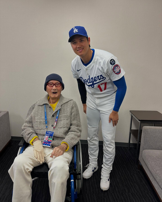 大谷翔平（右）がＭＬＢ東京シリーズを訪れた長嶋茂雄読売終身名誉監督と対話した後、写真を撮影した。　［写真　大谷翔平インスタグラム］
