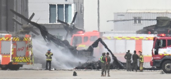   ヘリコプター・無人偵察機衝突事故現場の鎮火作業　［写真　京畿日報］