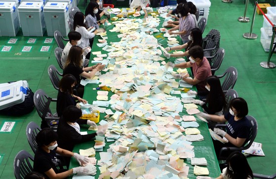 第８回全国同時地方選挙が終わった１日夜、大田市東区（テジョンシ・トング）の大田大学マックセンター体育館に設けられた開票所で、開票事務員が各候補の投票用紙の分類作業を行っている。フリーランサーのキム・ソンテ