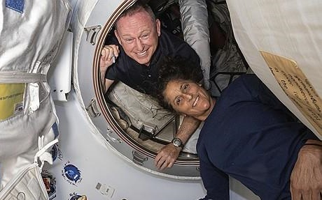 ＩＳＳに長期滞在していた宇宙飛行士のバッチ・ウィルモア氏とサニ・ウィリアムズ氏。［写真　ＡＰ＝聯合ニュース］
