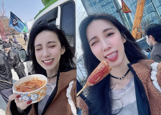 尹大統領の弾劾を促す集会現場で無料の食べ物を食べる台湾女優。［黄喬歆さんのインスタグラム　キャプチャー］  ​
